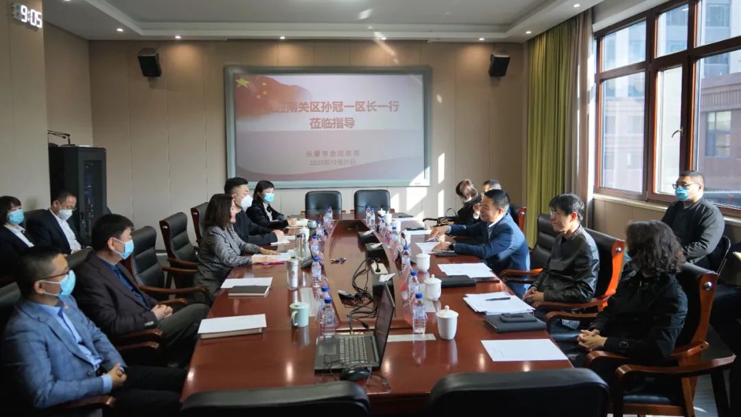 南关区代区长孙冠一到天涯论坛
调研